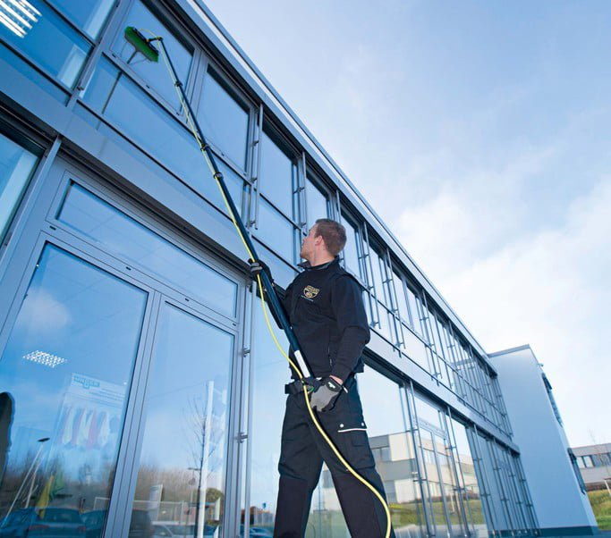 Professional window cleaning with a water-fed pole